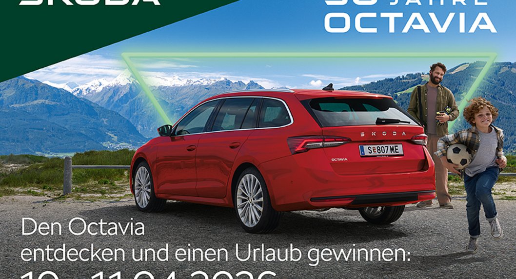 Rotes Auto vor gebirgiger Kulisse mit blauem Himmel laufendem Kind und Mann im Hintergrund