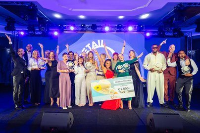 Retail Award, Gewinner auf der Bühne mit Gutschein