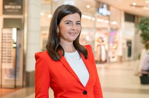 Center Managerin Katharina Gfrerer mit rotem Blazer im Center 