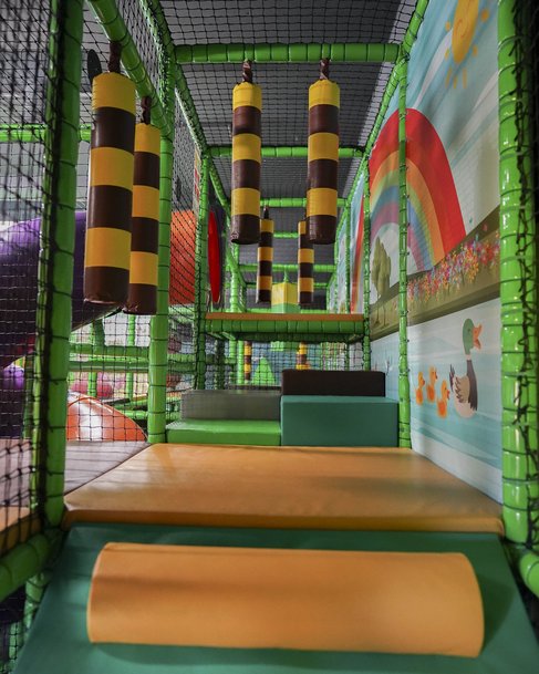 das bunte Klettergerüst von Smiley's Play Garden