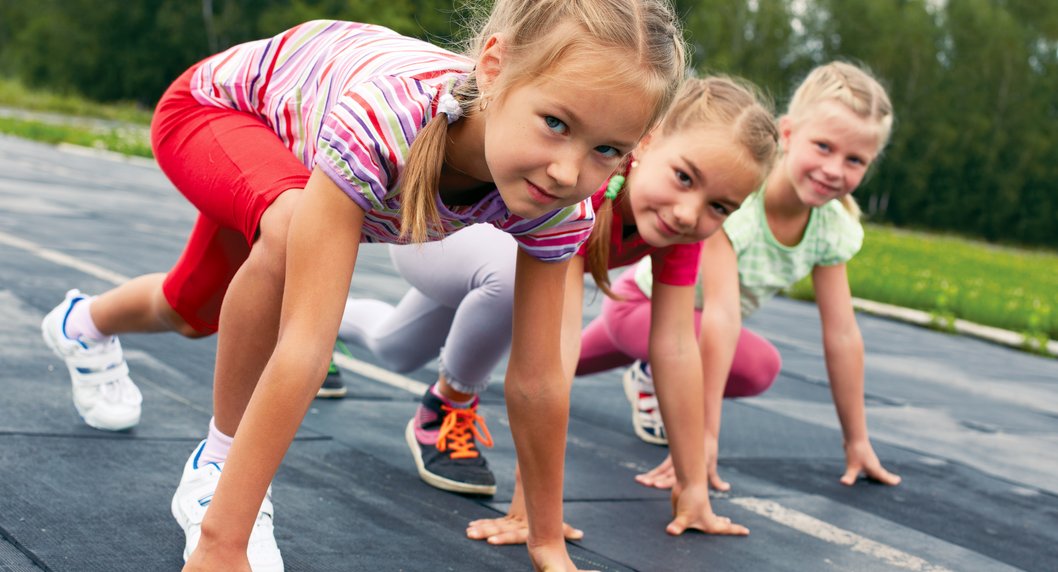 Drei Mädchen an der Startlinie bei einem Lauf