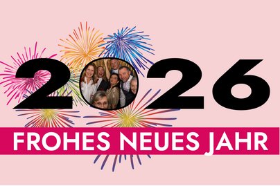 2026 auf rosa Hintergrund mit symbolisches Feuerwerk und ein Fotos des Teams
