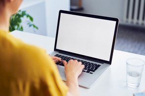 Person, die auf dem Laptop arbeitet