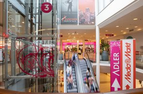 Rosenarcade Innenansicht mit Rolltreppe und Lift