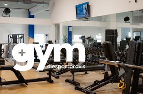 weißes GymPlus Logo vor dem Fitness Studio mit schwarzen Geräten und Holzbode