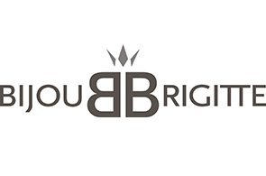weißes Logo mit grauem Schriftzug "Bijou Brigitte", dazwischen zwei große, gespiegelte B's mit einer Krone 