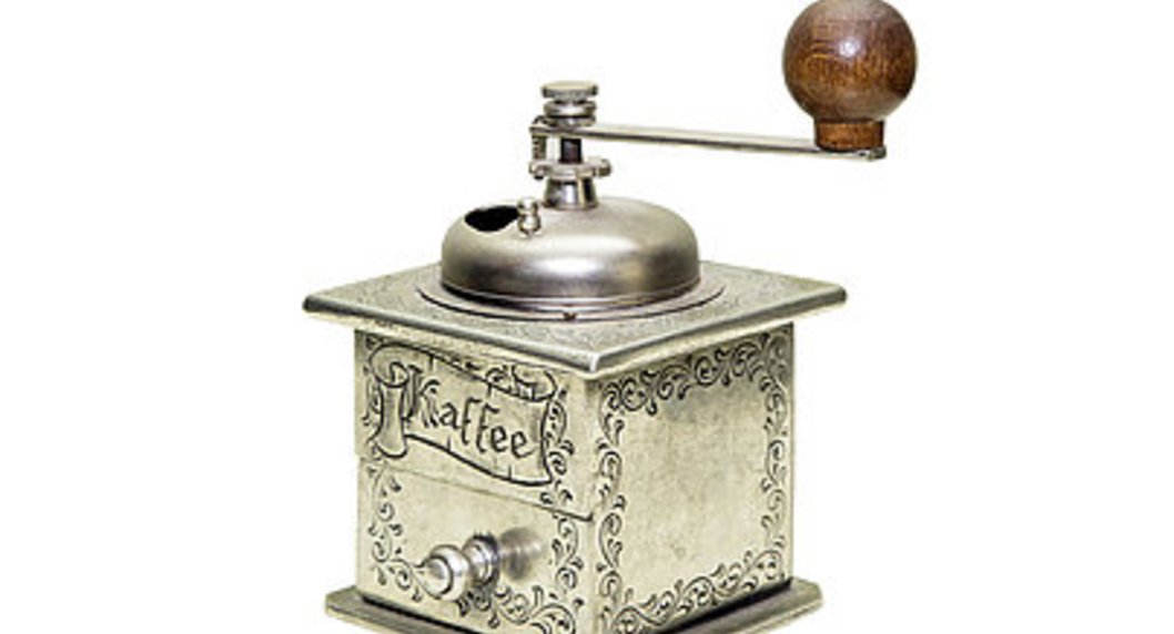Alte silberne Kaffeemühle zum Drehen 