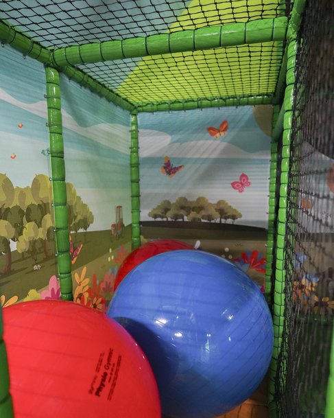 bunte Riesenbälle in Smiley's Play Garden