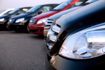 geparkte Autos in einer Reihe 