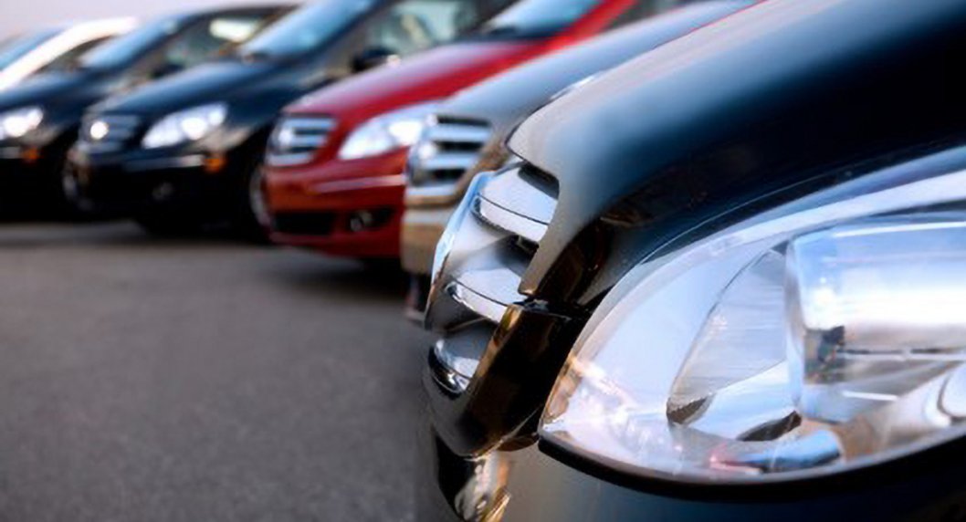 geparkte Autos in einer Reihe 