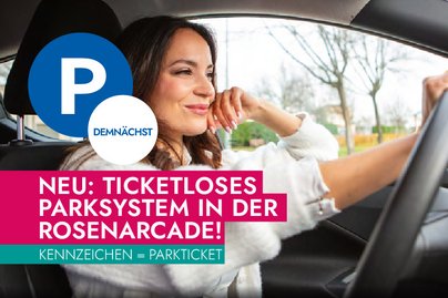 Frau am Steuer im Auto und Hinweis auf neues Parksystem in Rosenarcade
