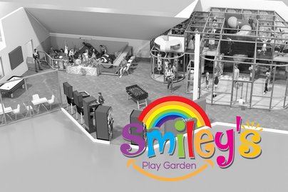 buntes Logo von Smileys Play Garden auf schwarz weiß Foto einer Darstellung des neuen Spielplatzes