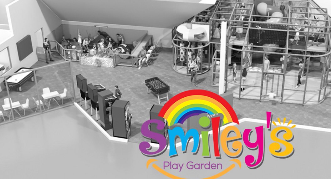 buntes Logo von Smileys Play Garden auf schwarz weiß Foto einer Darstellung des neuen Spielplatzes
