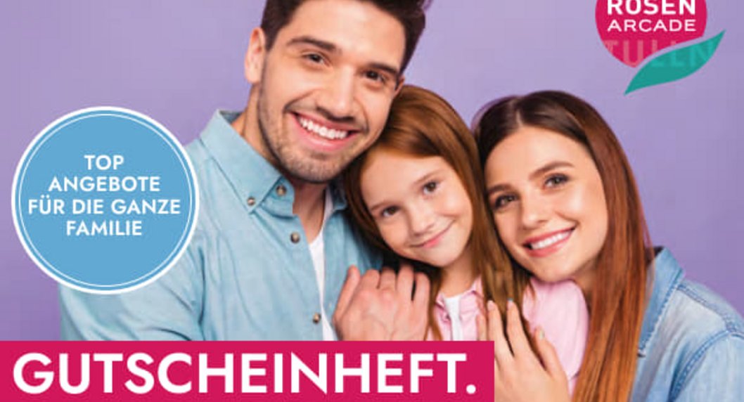 Vater Mutter in Jeanshemden und Tochter mit rosa Bluse umarmen sich auf hellvioletten Hintergund