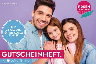 Vater Mutter in Jeanshemden und Tochter mit rosa Bluse umarmen sich auf hellvioletten Hintergund