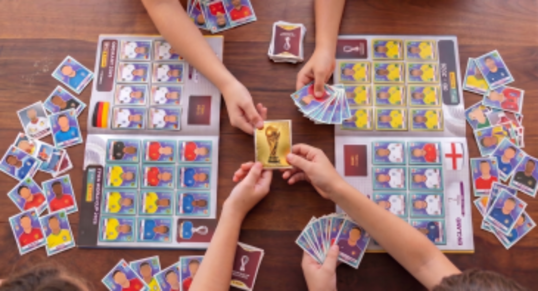 KI generiertes mit 4 Kinderarme, welche Sticker über einem Album halten und tauschen