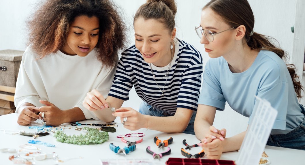 Drei Frauen die basteln