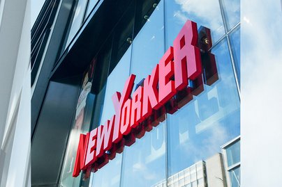 Foto von Shopfront des Geschäftes New Yorker mit dem roten Logo