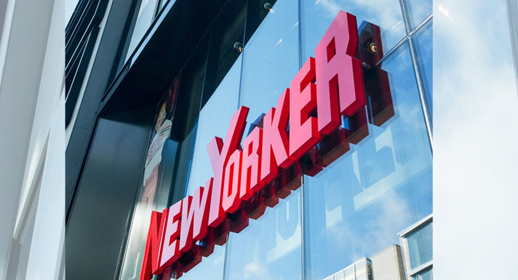 Foto von Shopfront des Geschäftes New Yorker mit dem roten Logo
