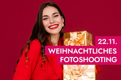 lachende Frau alles in Rot und Gold mit Päckchen in der Hand