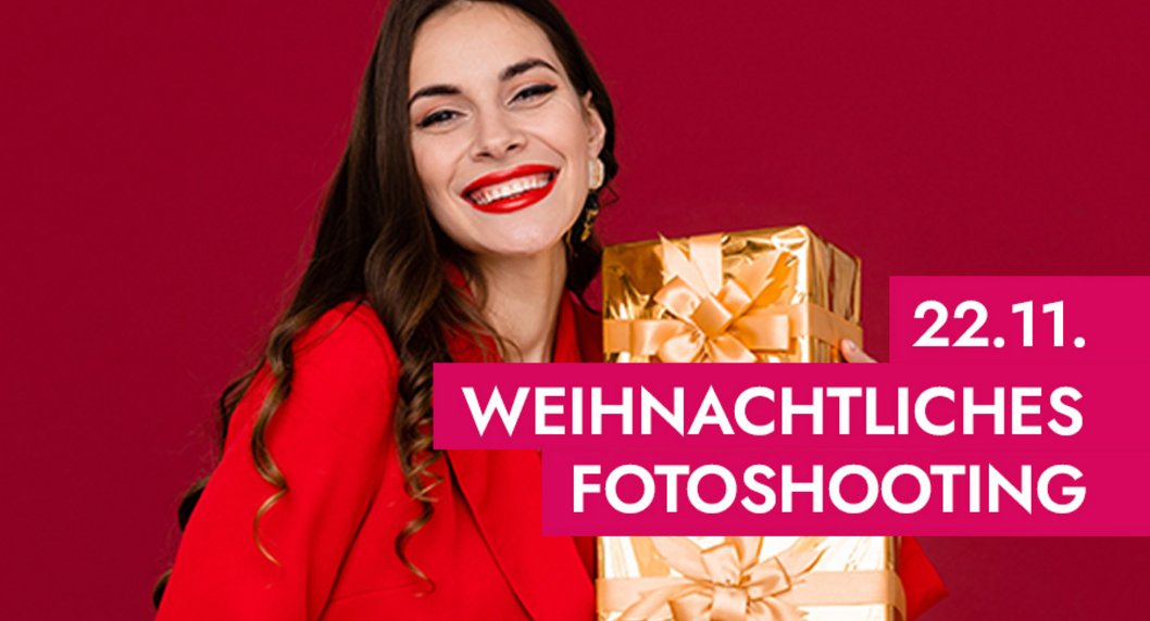 lachende Frau alles in Rot und Gold mit Päckchen in der Hand