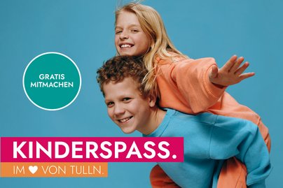 Lachende zwei Kinder die Flugzeug spielen vorwiegend in türkis und orange