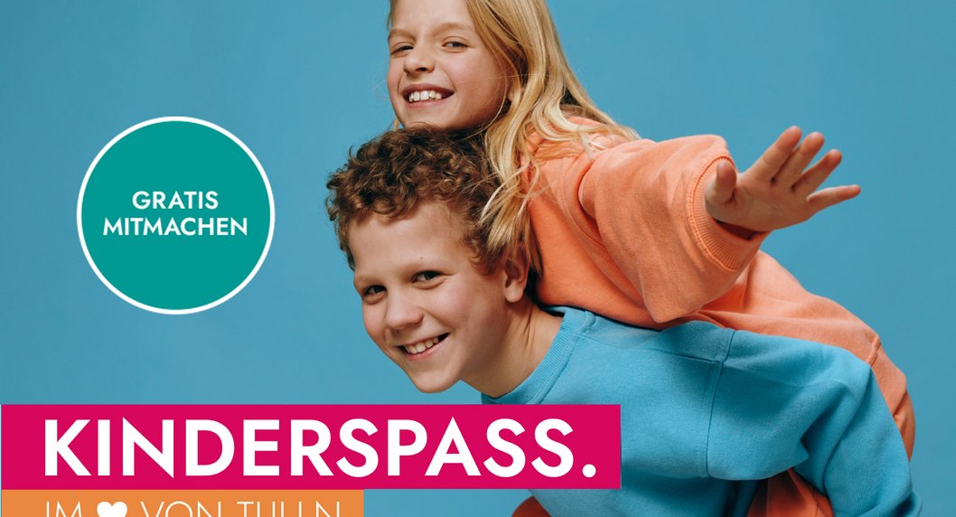 Lachende zwei Kinder die Flugzeug spielen vorwiegend in türkis und orange