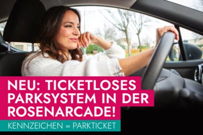 Frau in Auto am Steuer, lächelnd mit nur einer Hand am Lenkrad, Ankündigung ticketloses Parksystem