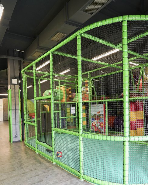 das bunter Klettergerüst von Smiley's Play Garden