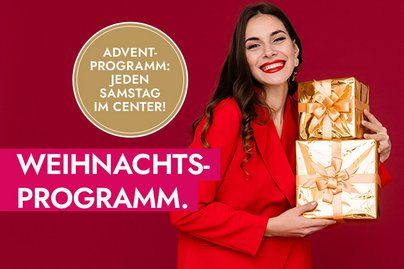 lachende Frau alles in Rot und Gold mit Päckchen in der Hand