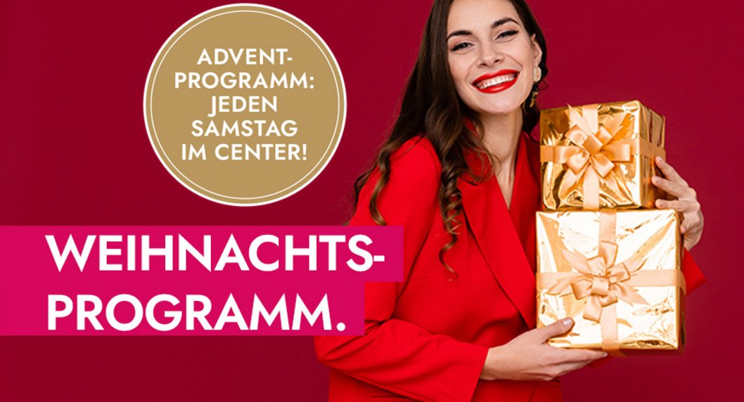 lachende Frau alles in Rot und Gold mit Päckchen in der Hand