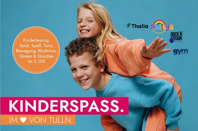 Lachende zwei Kinder die Flugzeug spielen vorwiegend in türkis und orange