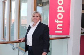 Angela Kainberger vor dem Infopoint
