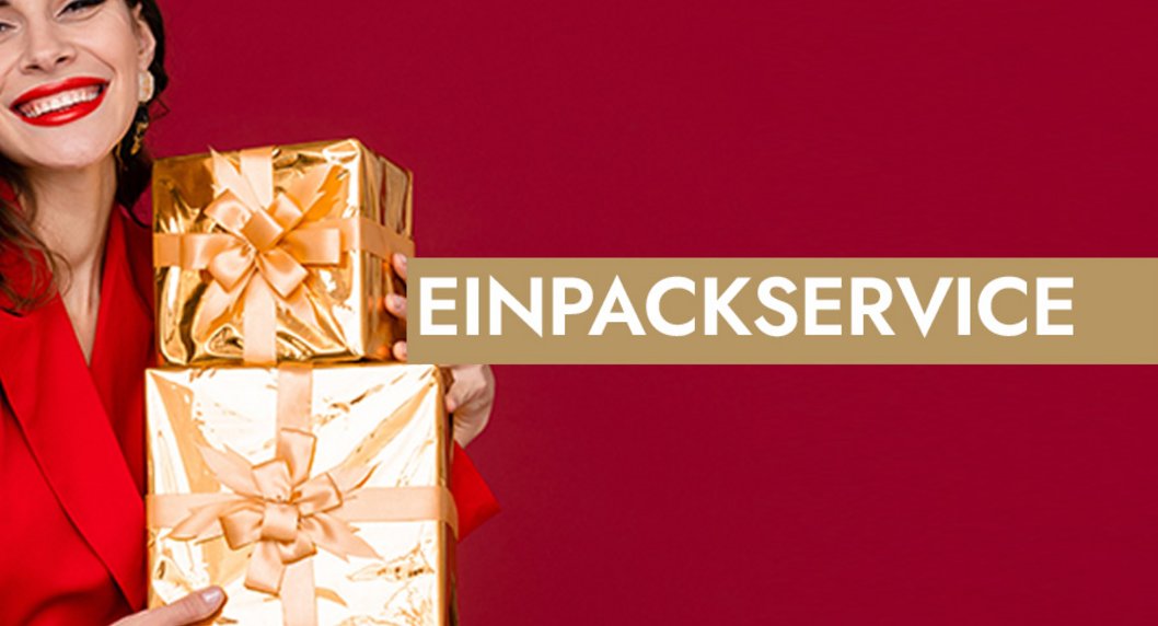 lachende Frau alles in Rot und Gold mit Päckchen in der Hand