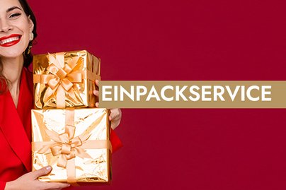 lachende Frau alles in Rot und Gold mit Päckchen in der Hand