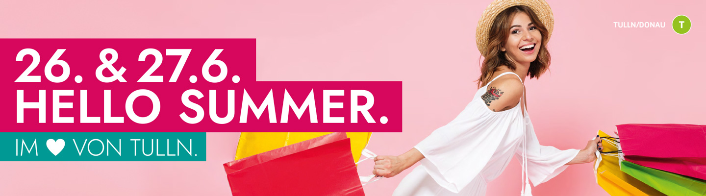 Hello Summer Ankündigung mit Mädchen in weißer Bluse und mit Sonnenhut und Einkaufstaschen 