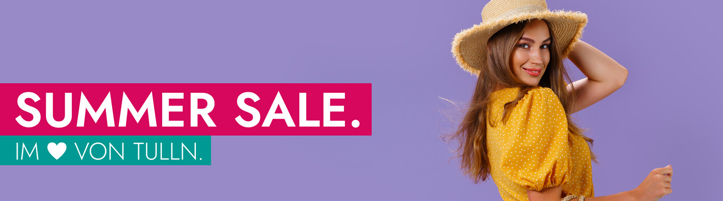 Summer Sale. Im Herzen von Tulln. Frau mit braunen langen Haaren, gelbem Sommerkleid und Strohhut