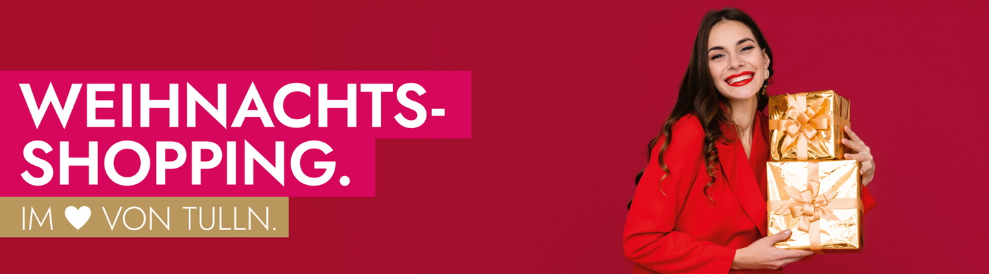 Weihnachtsshopping, Frau mit rotem Blazer und goldenen Paketen auf rotem Hintergrund