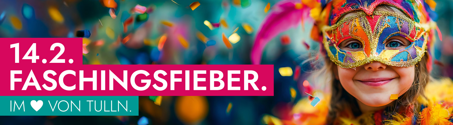 Mädchen in buntem Faschingskostüm mit Harlekinhut und venezianischer Maske