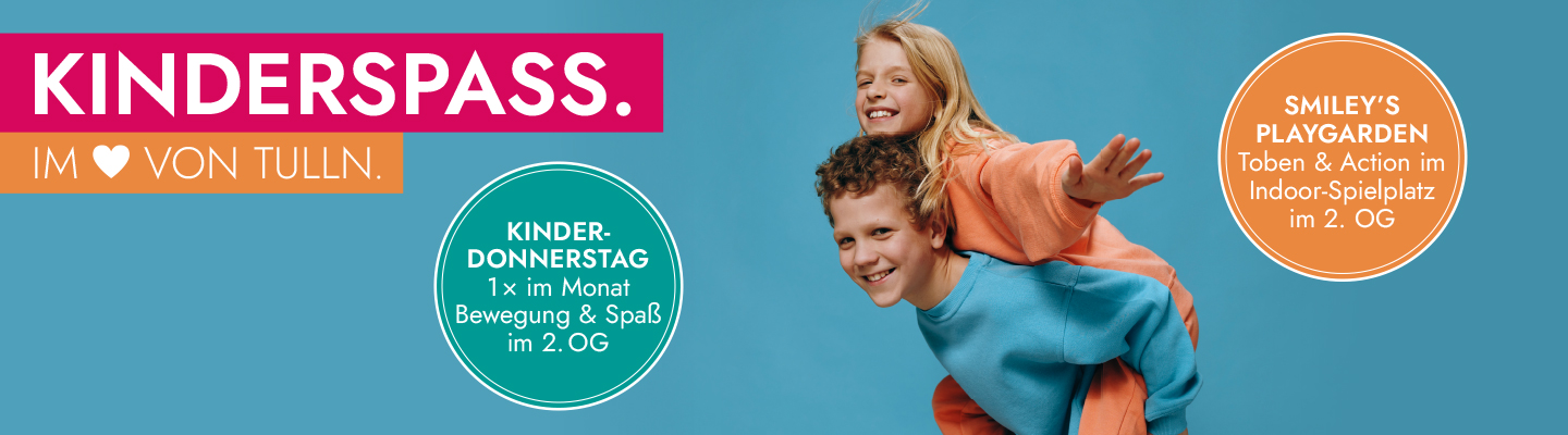 lachender Junge trägt lachendes Mädchen huckepack