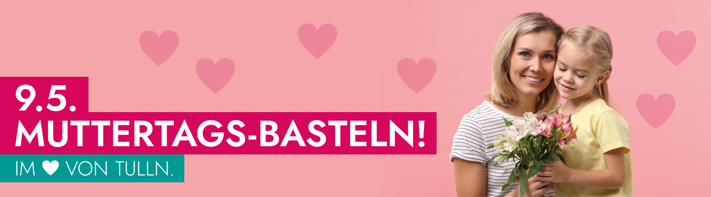 Mutter hält Kind mit Blumenstock in der Hand am Arm