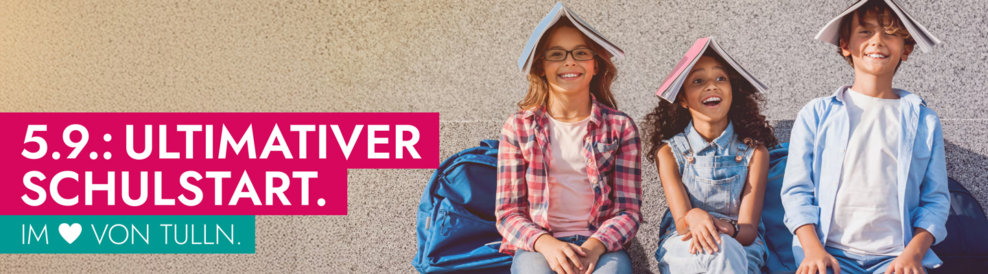 3 lachende Schulkinder mit Schulbüchern am Kopf