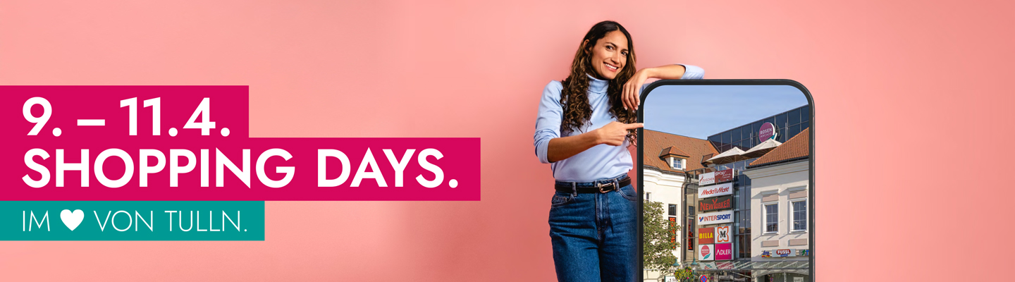 lachsfarbener Hintergrund mit Frau in Jeans die an einem überdimensionalen Handy lehnt